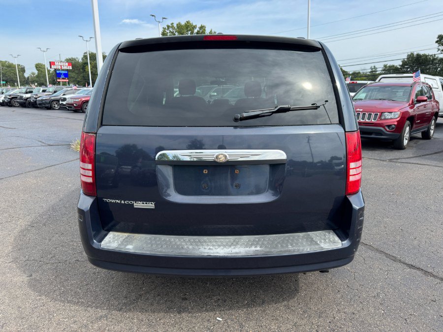 Used 2008 Chrysler Town & Country Touring FWD image 4
