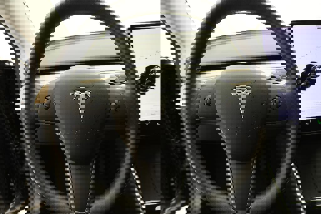 Used 2020 Tesla Model 3 Standard Range Plus image 17