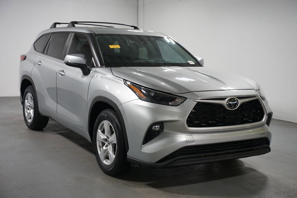 Used 2023 Toyota Highlander LE image 3