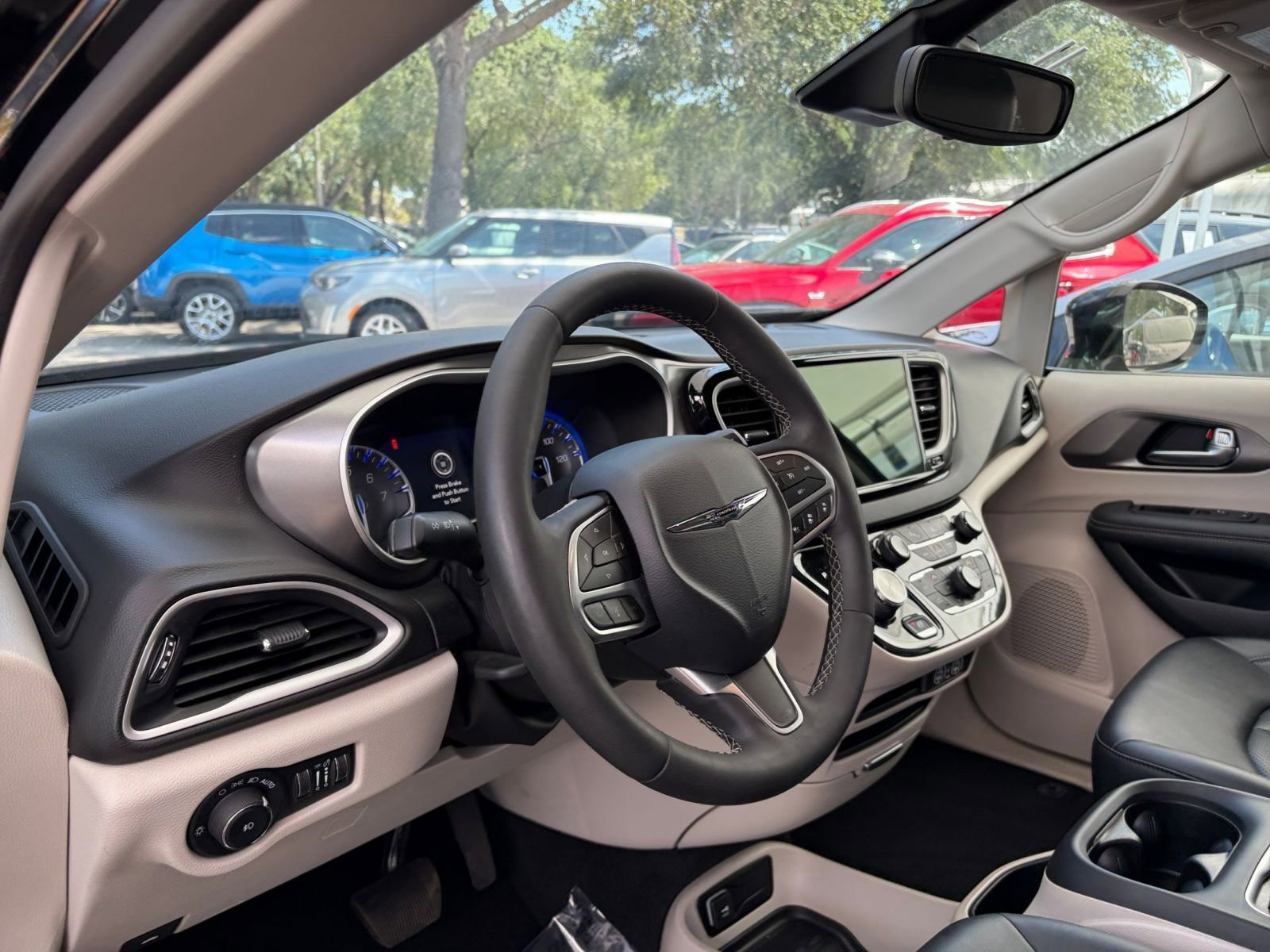 Used 2024 Chrysler Pacifica Touring-L FWD image 37