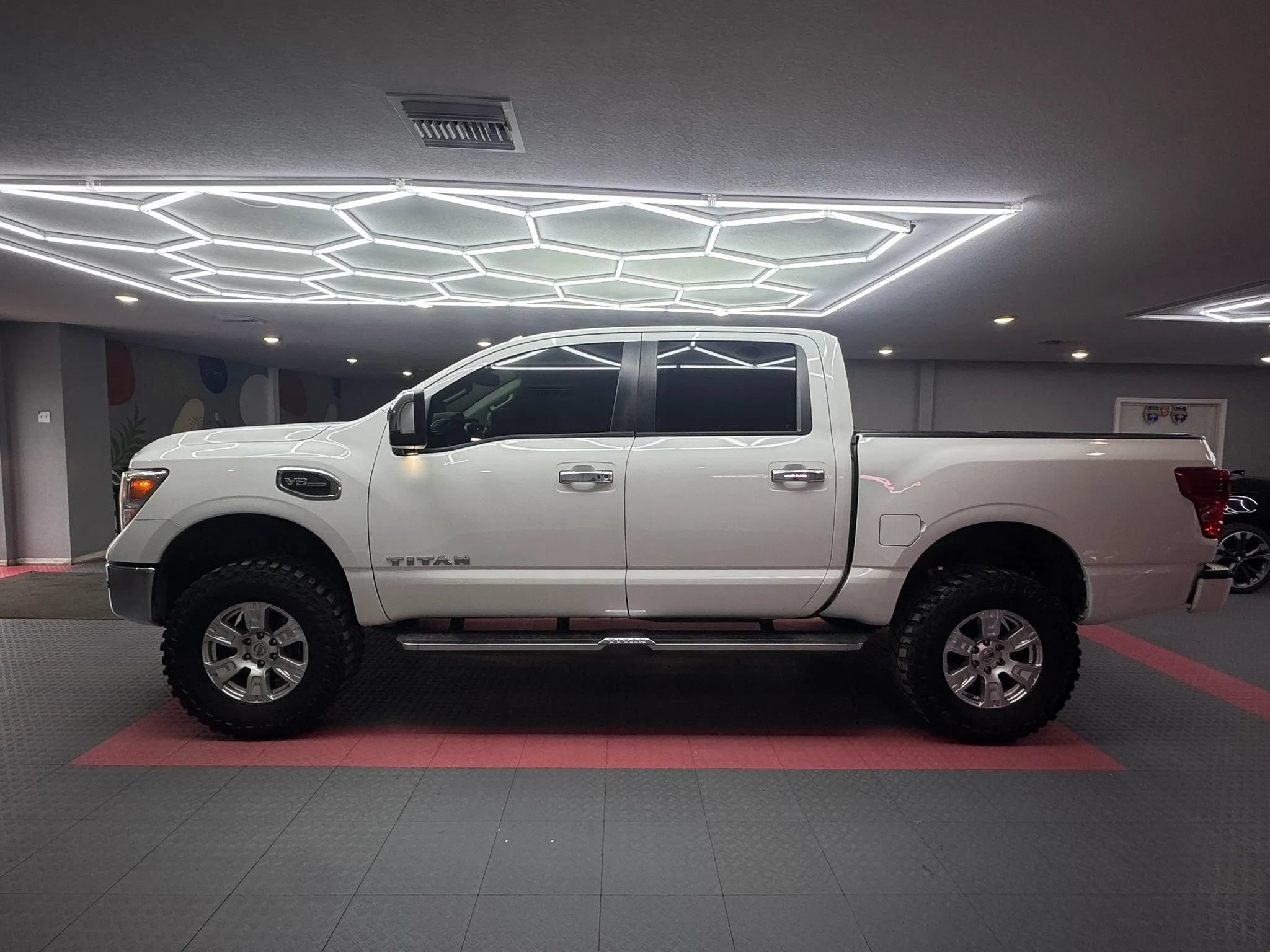 Used 2017 Nissan Titan SV RWD image 4