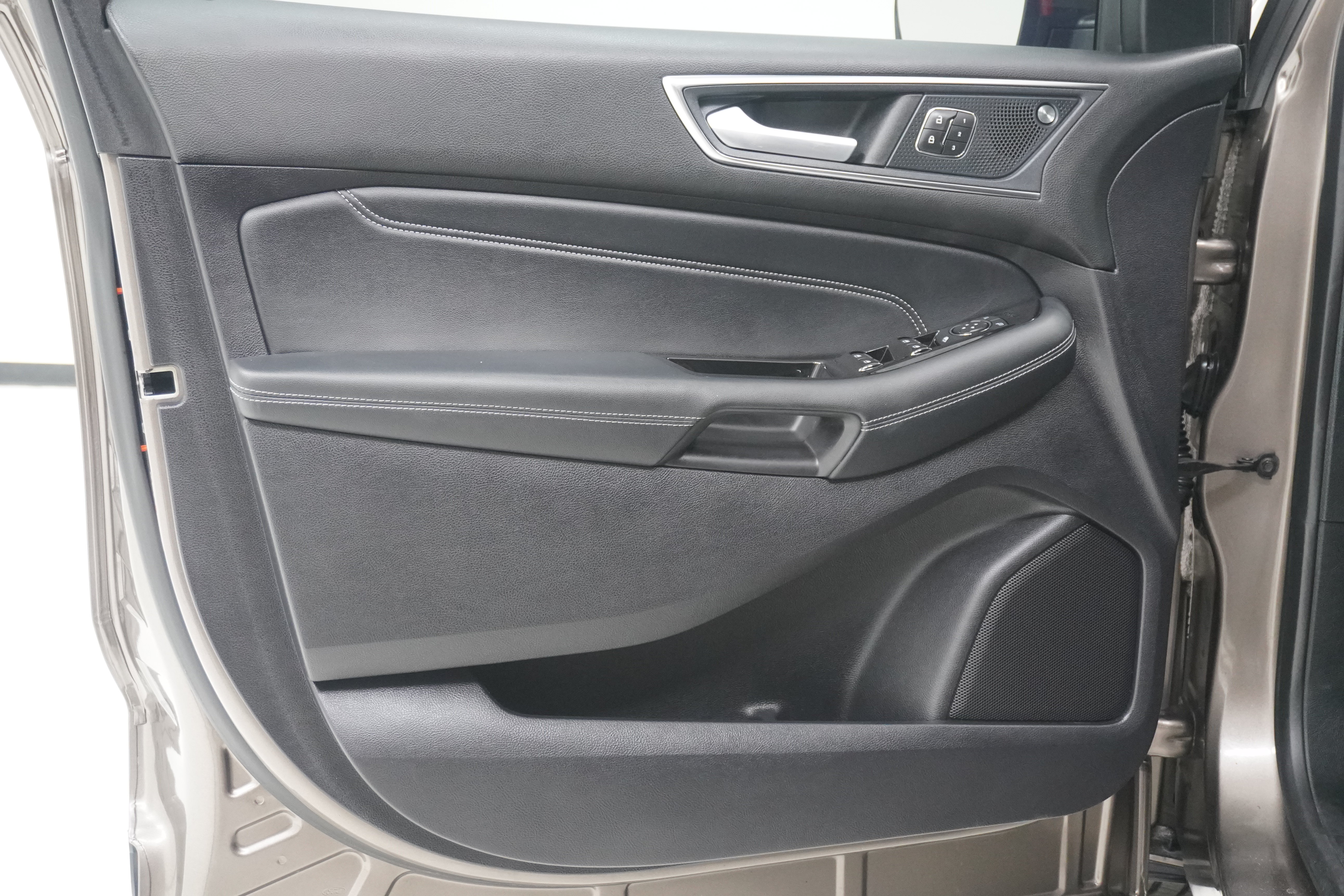 Used 2019 Ford Edge Titanium FWD image 14