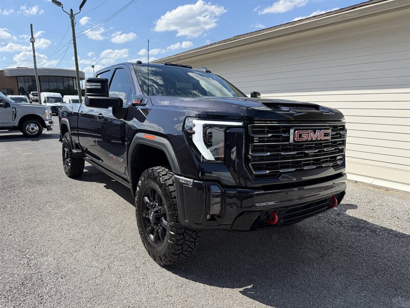 Used 2024 GMC Sierra 2500 AT4 w/ AT4 Preferred Package AWD/4WD image 4