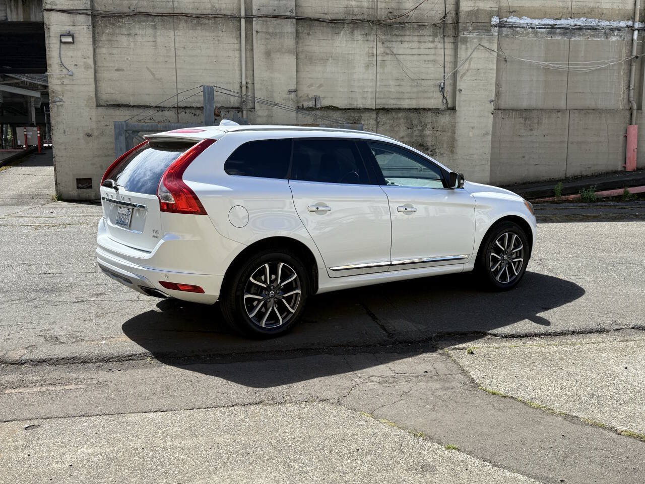 Used 2017 Volvo XC60 T6 Dynamic w/ Preferred Option Package AWD/4WD image 11