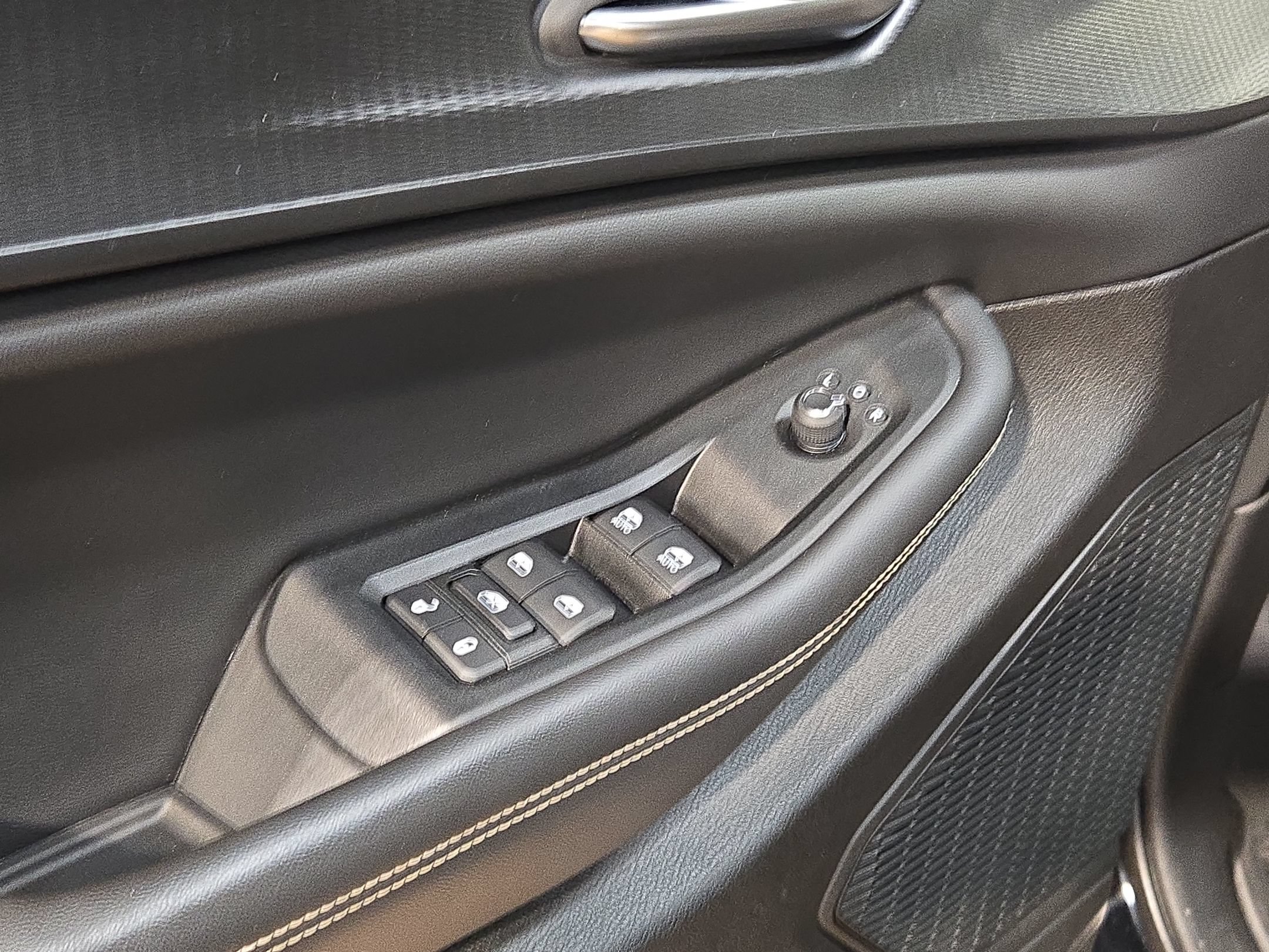 Used 2023 Jeep Grand Cherokee Laredo AWD/4WD image 21