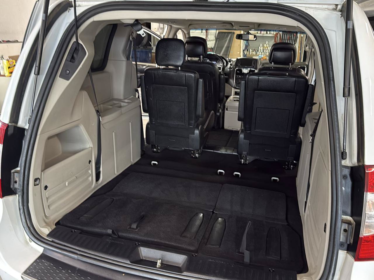 Used 2015 Chrysler Town & Country Touring FWD image 41