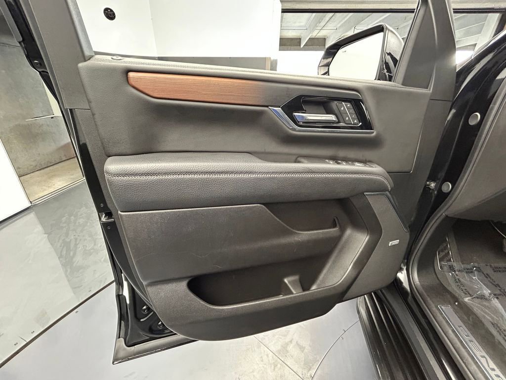 Used 2025 GMC Yukon Denali AWD/4WD image 17