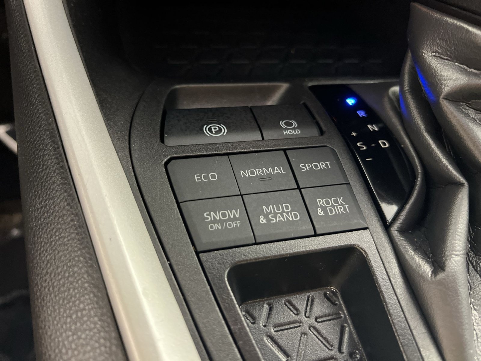 Used 2025 Toyota RAV4 LE AWD/4WD image 32
