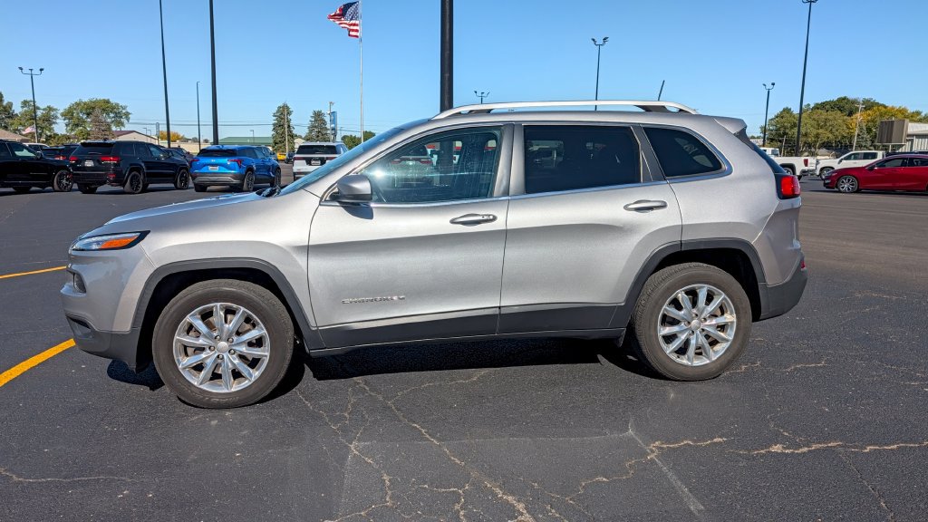 Used 2017 Jeep Cherokee Limited w/ Luxury Group AWD/4WD image 4