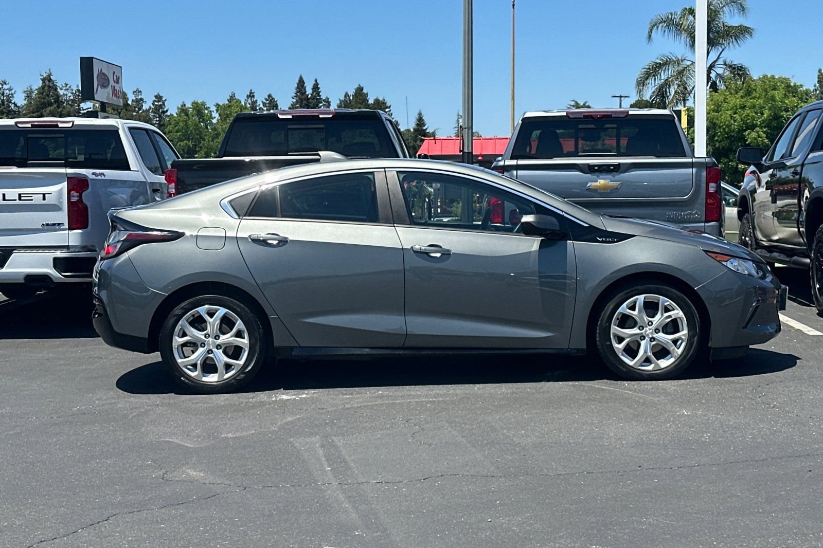 Used 2017 Chevrolet Volt Premier w/ Driver Confidence II Package FWD image 4