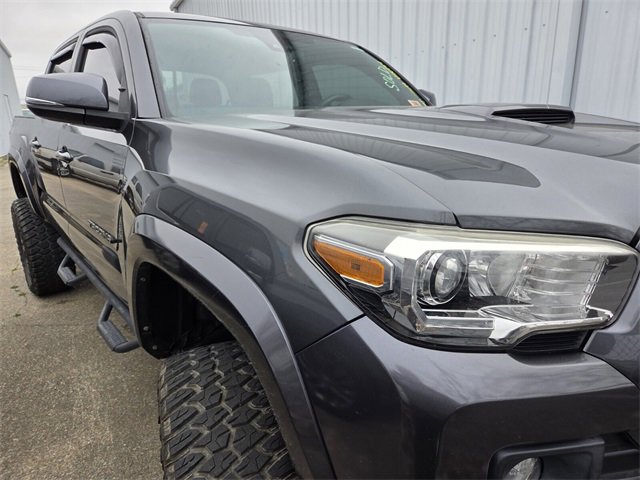 Used 2019 Toyota Tacoma TRD Sport image 9