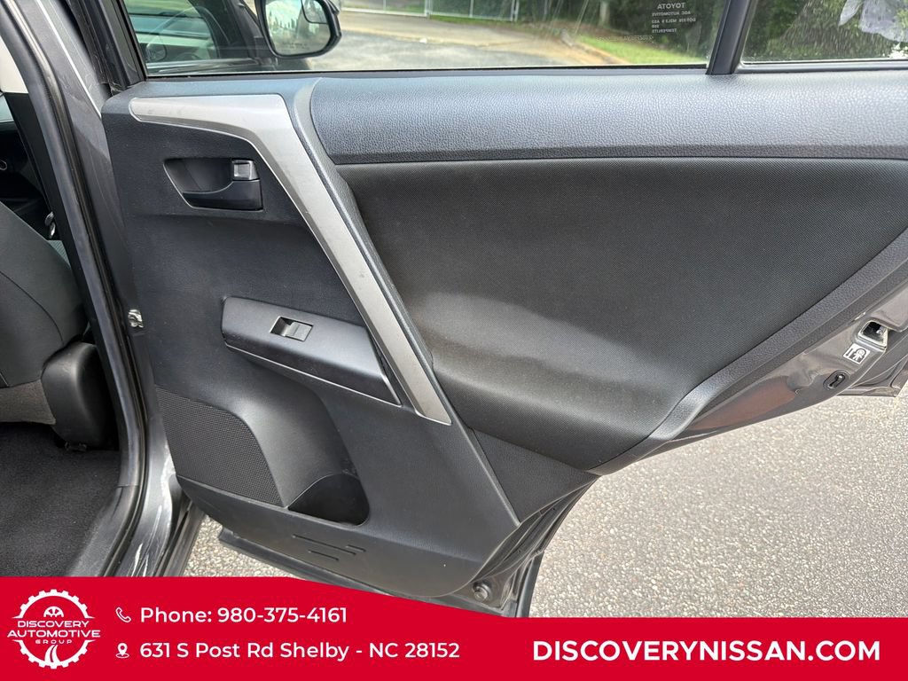Used 2018 Toyota RAV4 LE FWD image 36