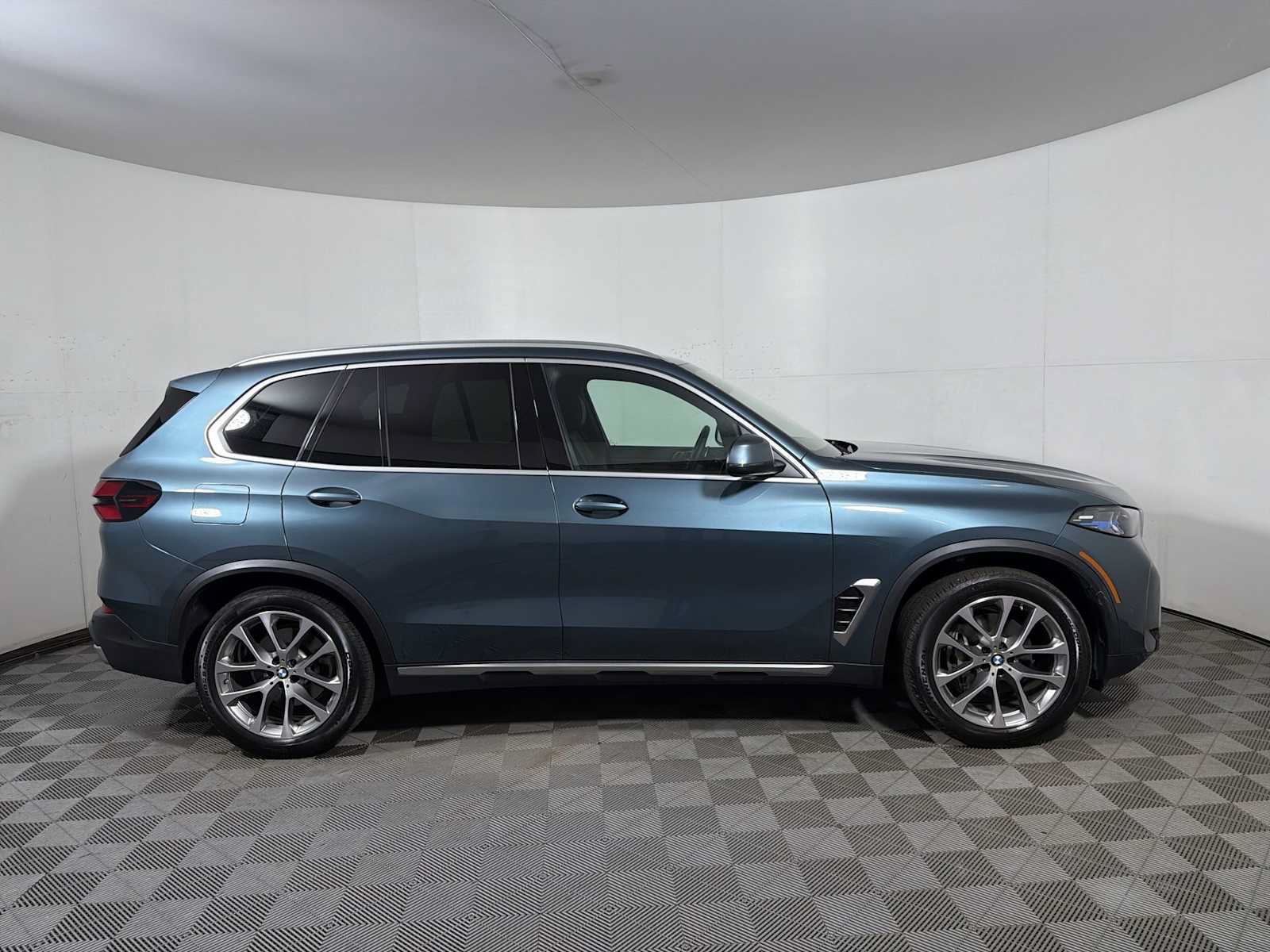 Used 2024 BMW X5 xDrive40i w/ Premium Package AWD/4WD image 7