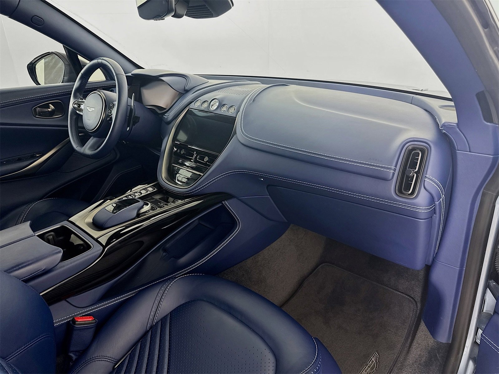 Used 2021 Aston Martin DBX image 9