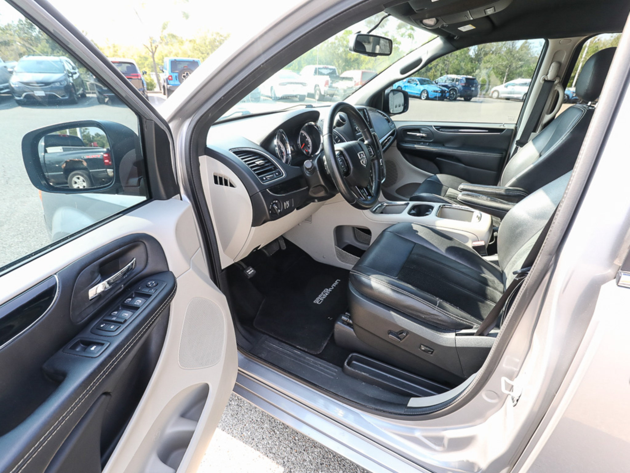 Used 2017 Dodge Grand Caravan SXT FWD image 11