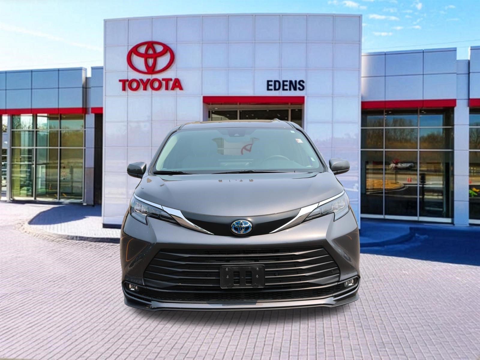 Certified 2025 Toyota Sienna XLE FWD image 12