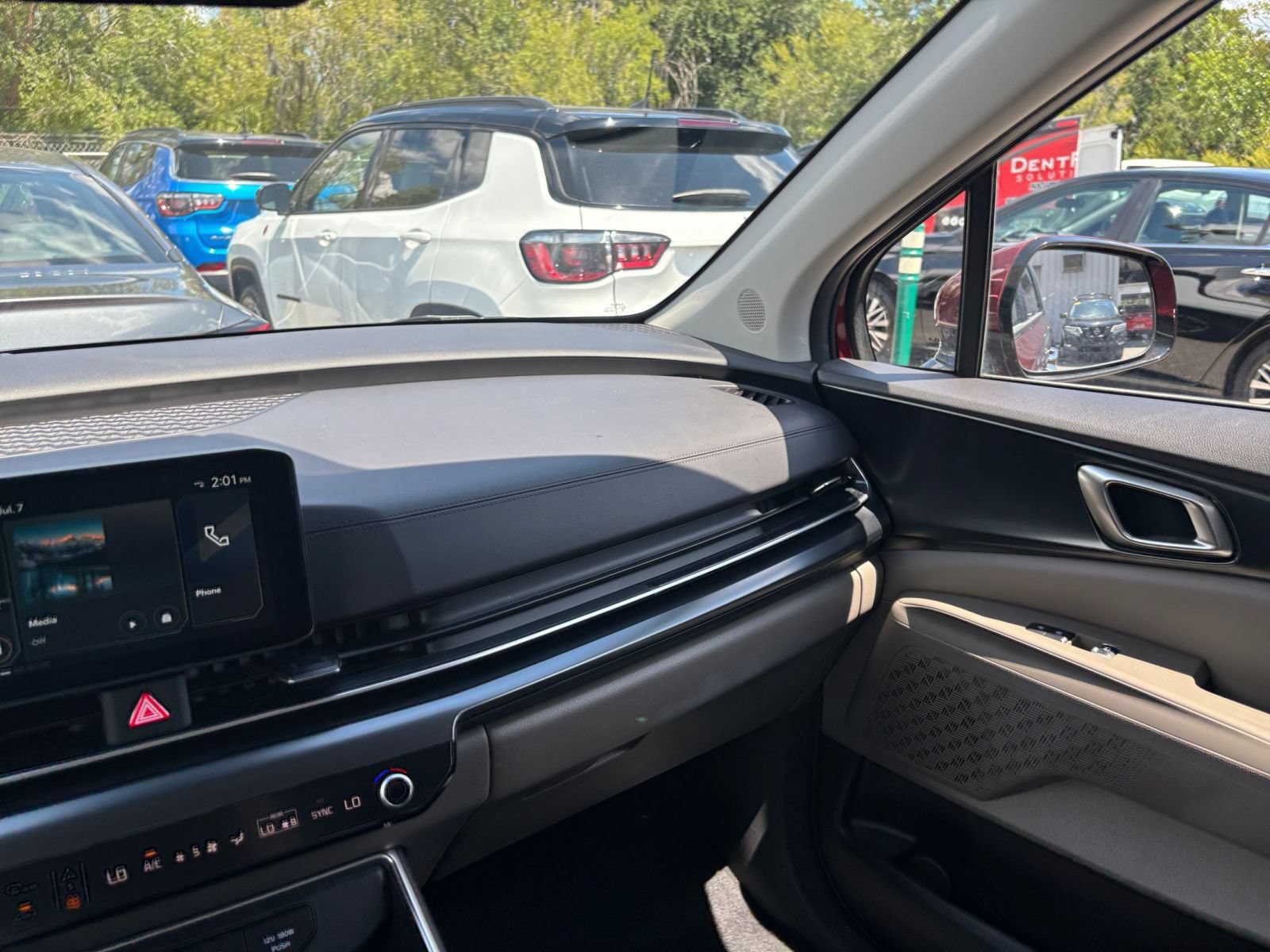 Used 2026 Kia Carnival FWD image 38