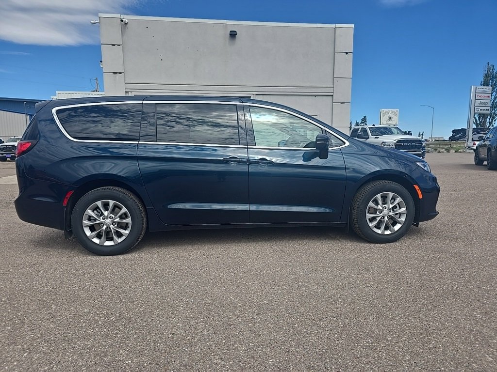 New 2025 Chrysler Pacifica Select image 8