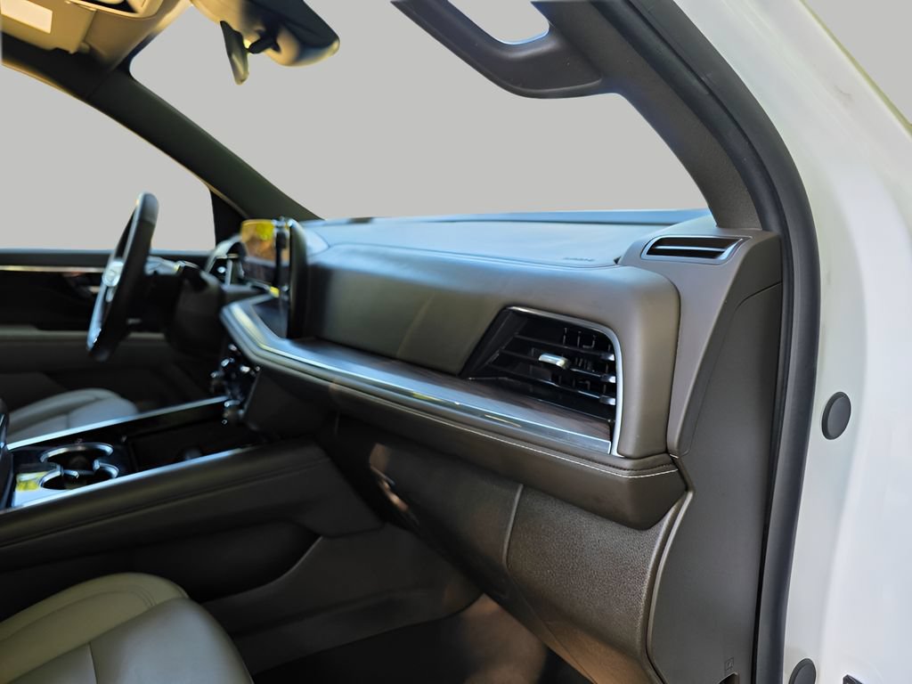 Used 2025 Chevrolet Tahoe LT AWD/4WD image 15