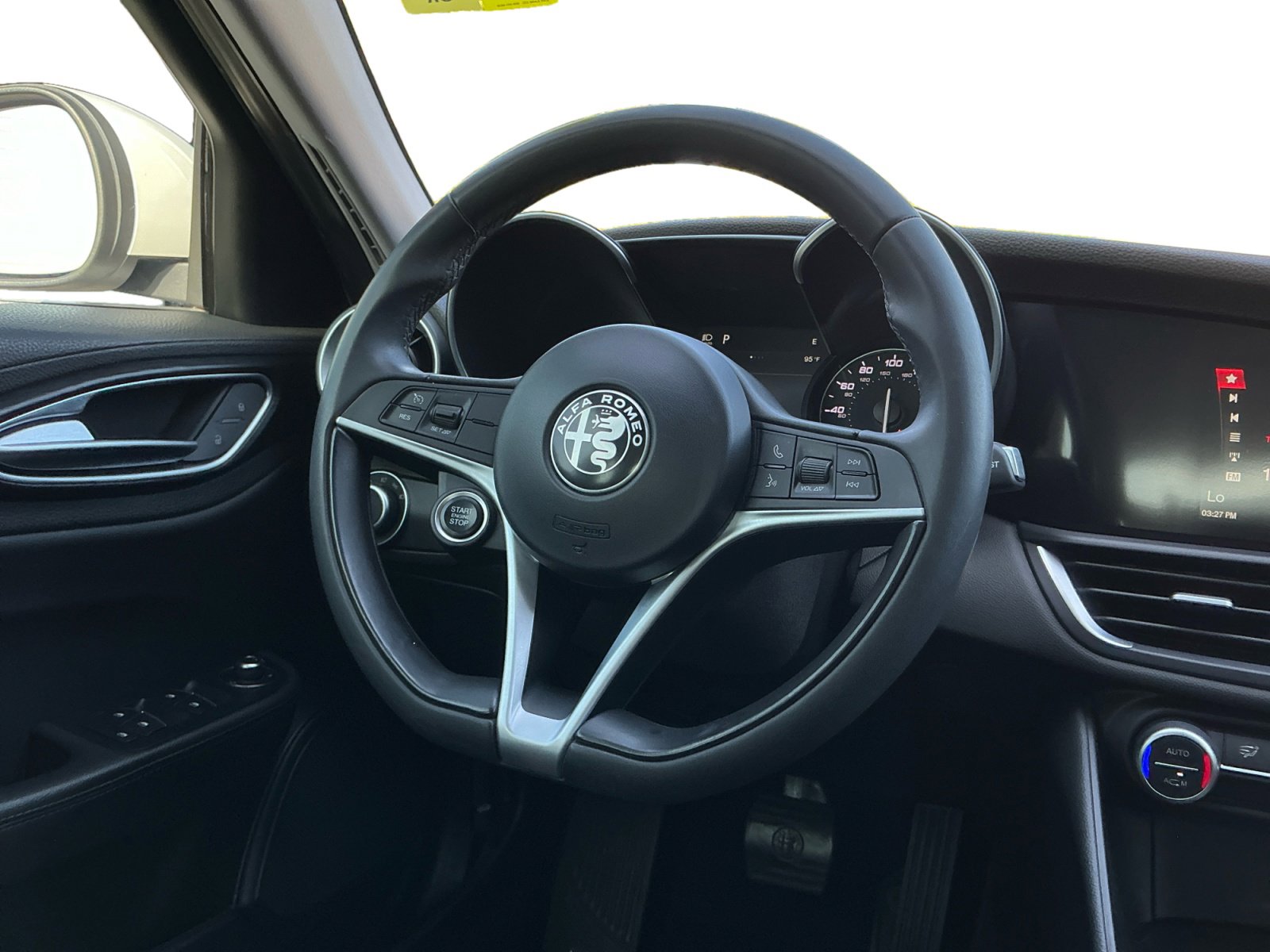 Used 2017 Alfa Romeo Giulia image 11