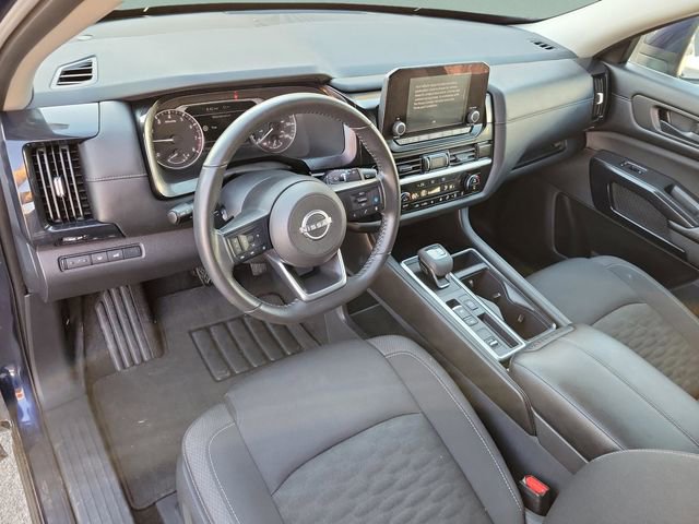 Used 2025 Nissan Pathfinder SV image 8