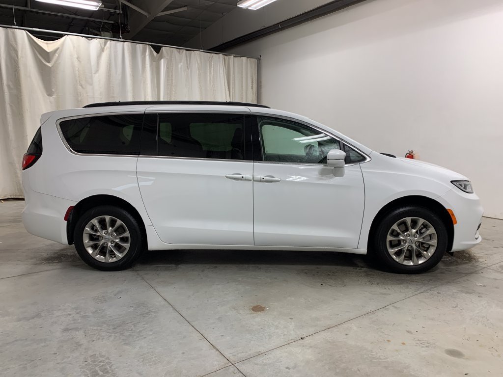 Used 2022 Chrysler Pacifica Touring-L AWD/4WD image 11