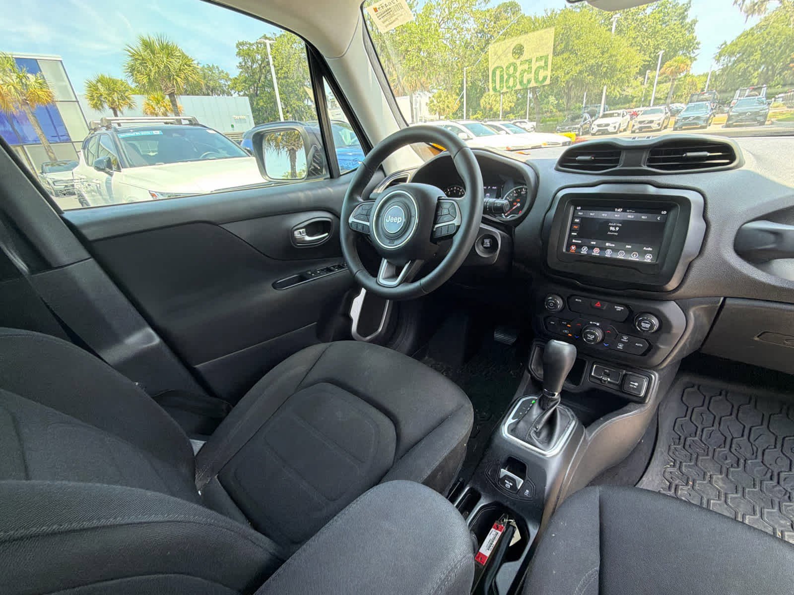 Used 2018 Jeep Renegade Latitude FWD image 22