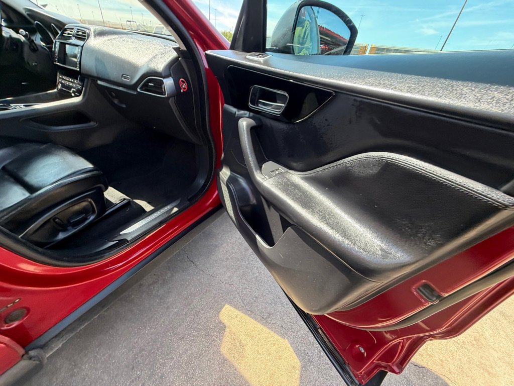 Used 2017 Jaguar F-PACE Premium image 35