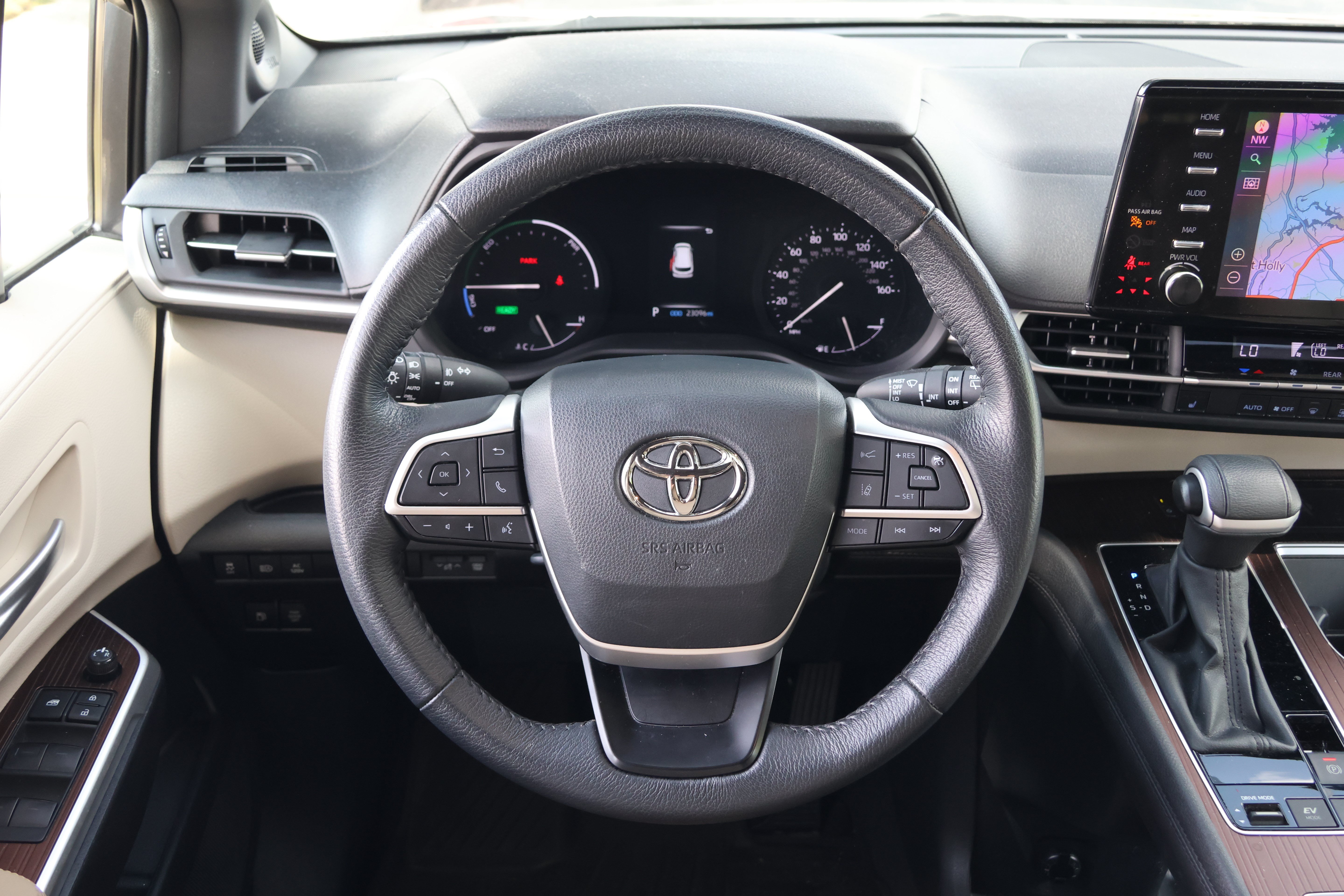 Used 2024 Toyota Sienna XLE w/ XLE Plus Package FWD image 17