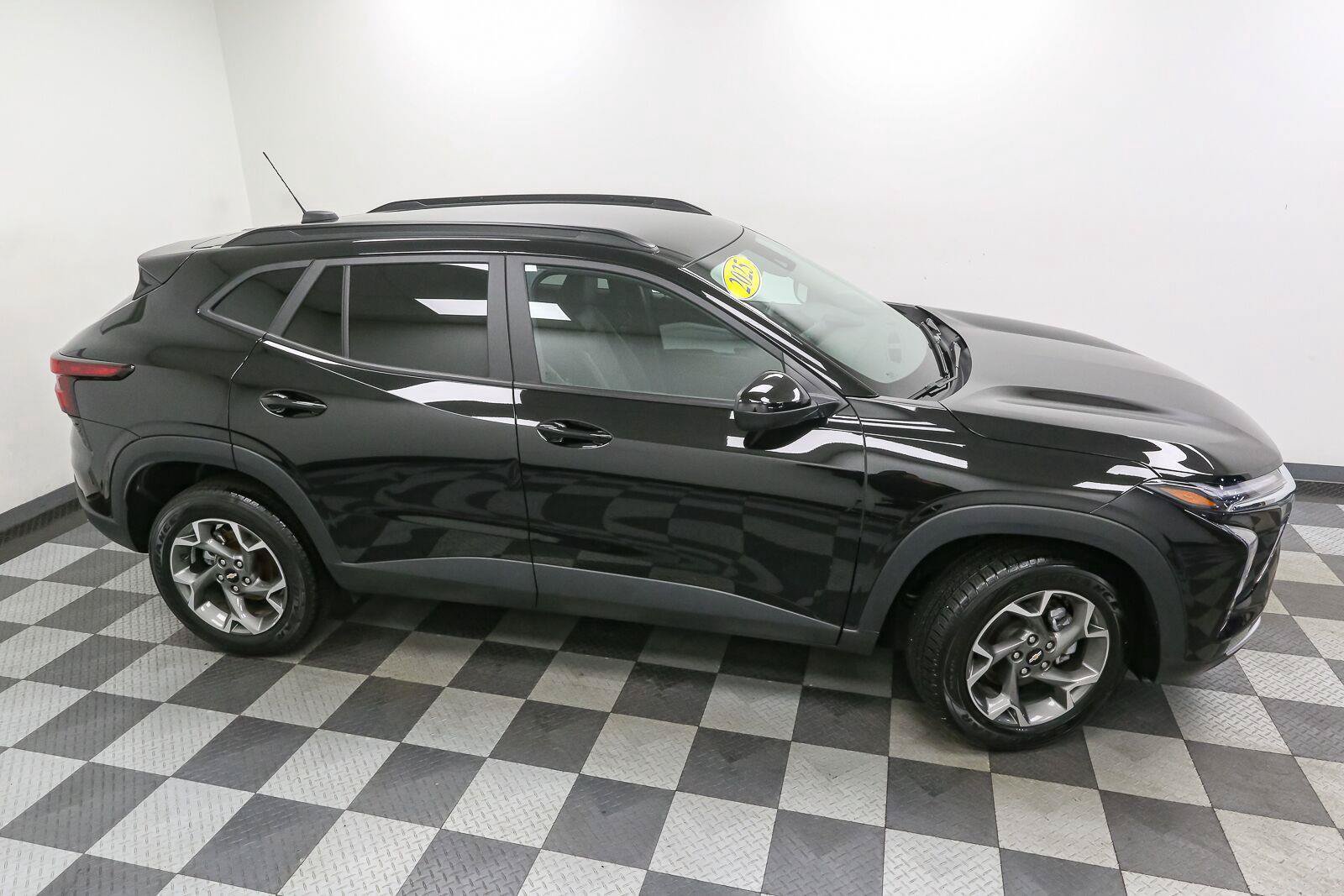 Used 2025 Chevrolet Trax LT FWD image 5