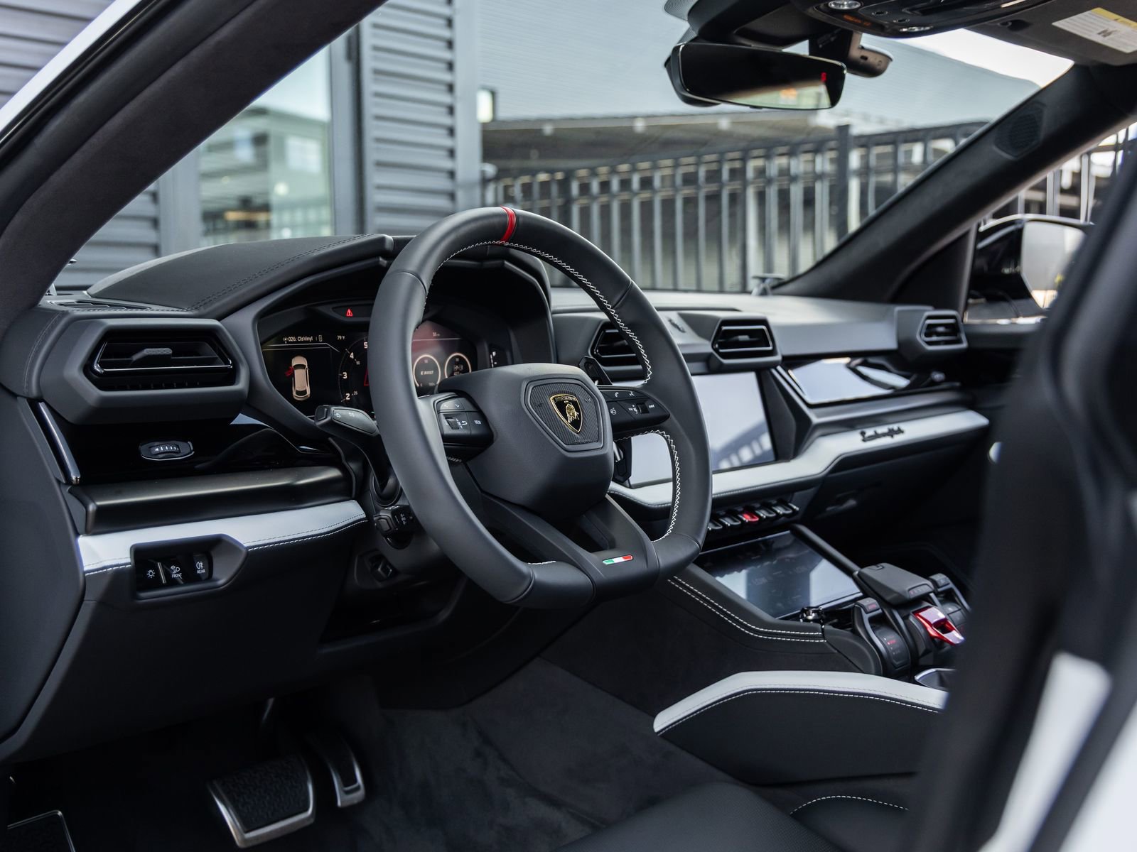 Used 2025 Lamborghini Urus SE AWD/4WD image 30