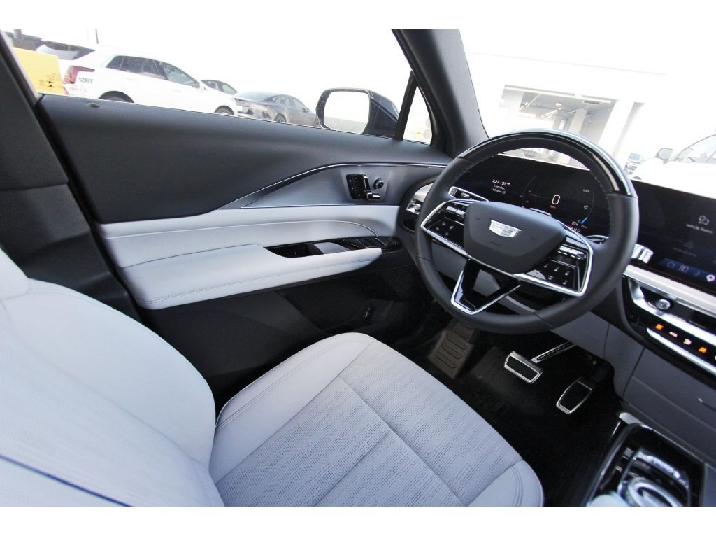 New 2027 Cadillac Lyriq Luxury AWD/4WD image 8