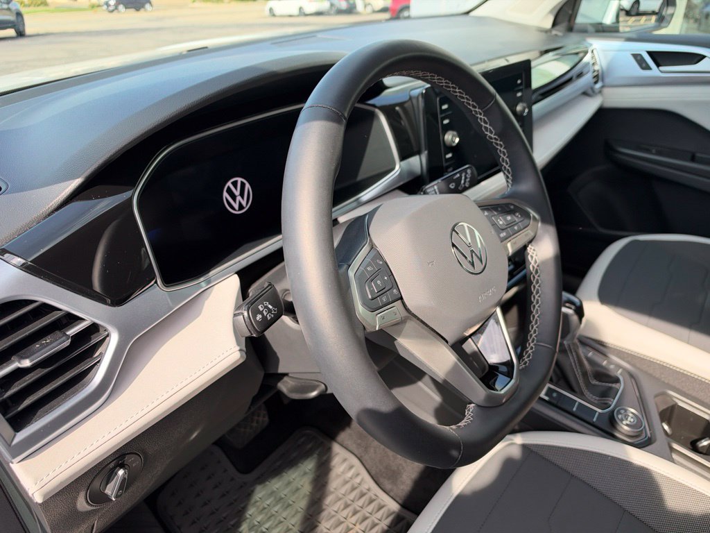 Used 2025 Volkswagen Taos SE AWD/4WD image 16