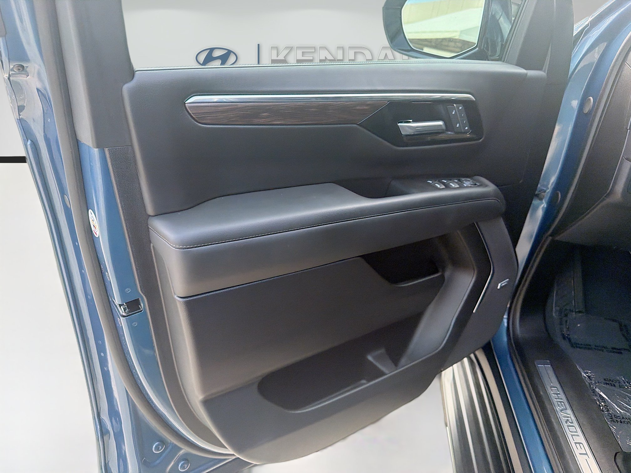 Used 2025 Chevrolet Suburban LT w/ Comfort Package RWD image 17