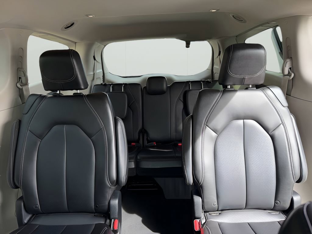 Used 2023 Chrysler Pacifica Touring-L image 15