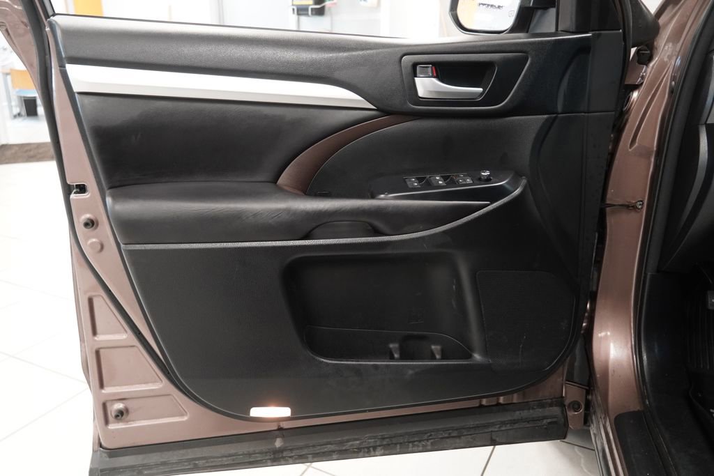 Used 2017 Toyota Highlander XLE AWD/4WD image 18