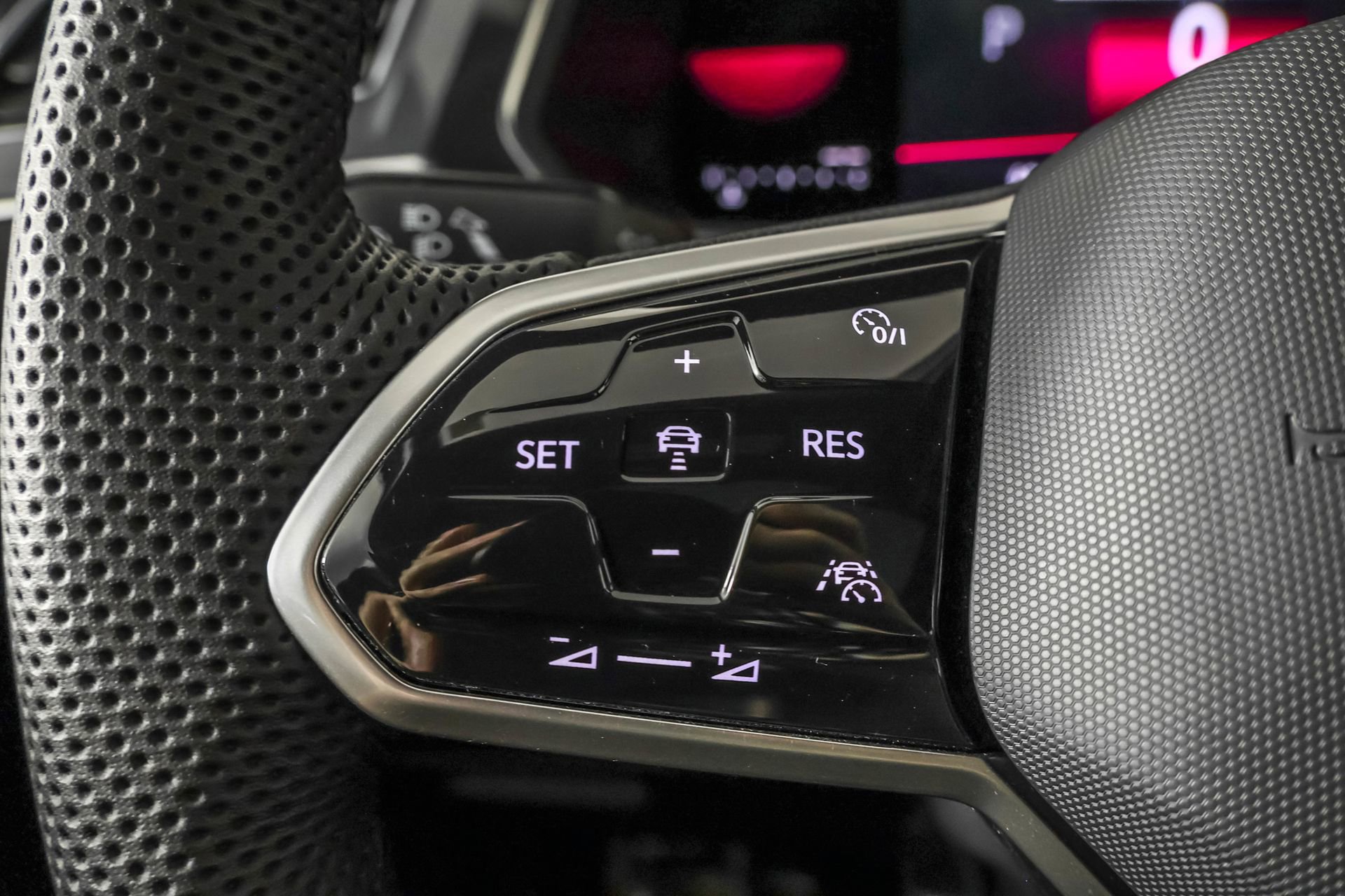 Used 2022 Volkswagen Tiguan SE R-Line image 25