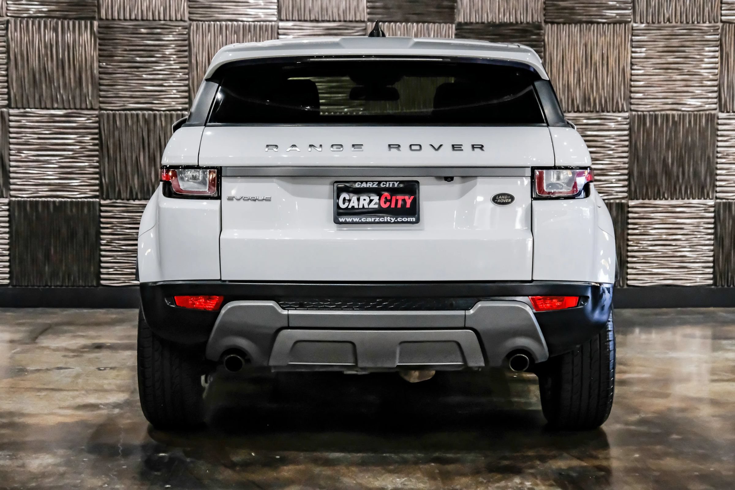 Used 2017 Land Rover Range Rover Evoque SE AWD/4WD image 9