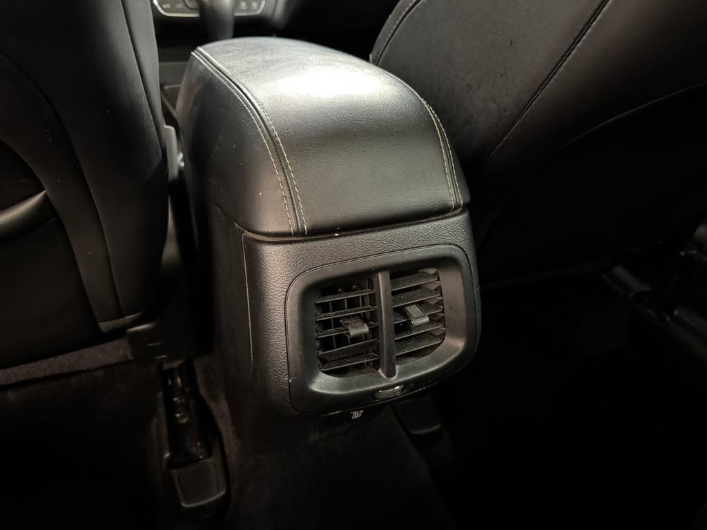 Used 2018 Jeep Cherokee Latitude Plus w/ Comfort/Convenience Group FWD image 26