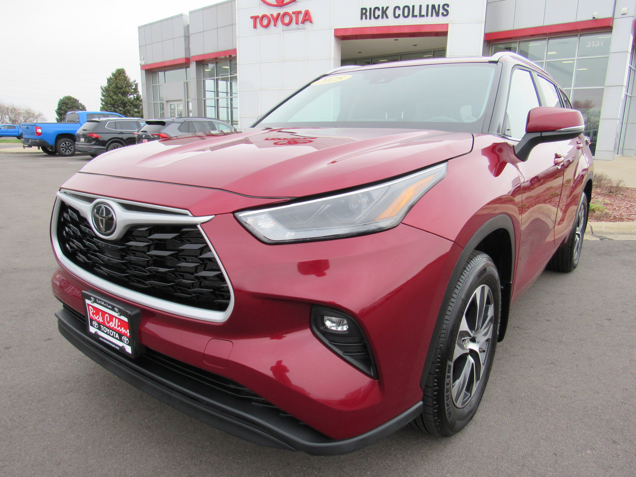 Used 2025 Toyota Highlander XLE image 2