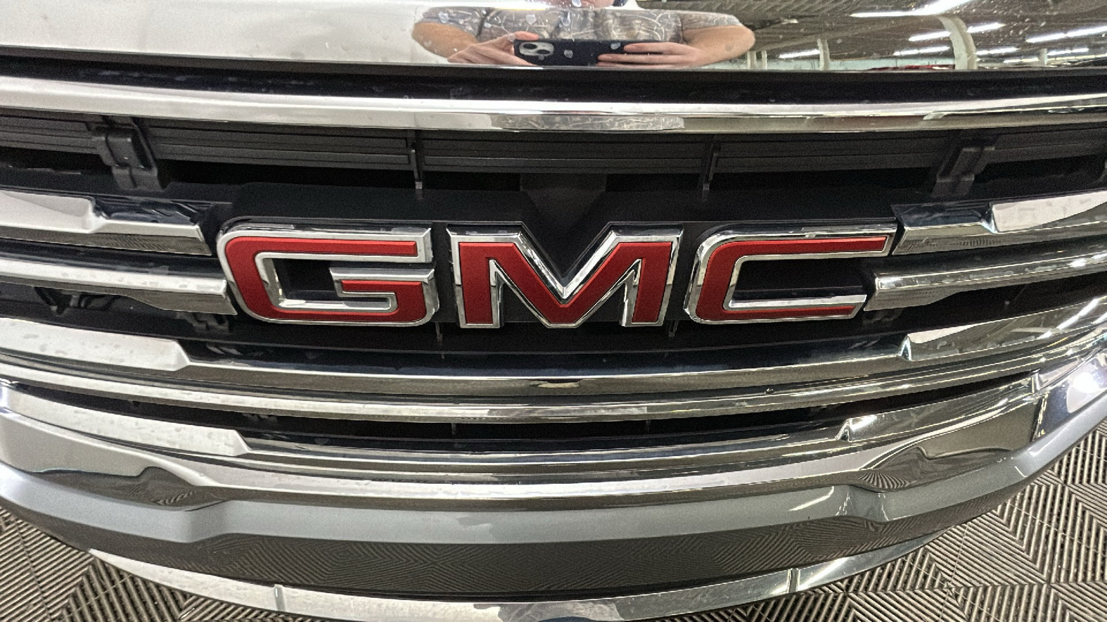 Used 2023 GMC Acadia SLE w/ Driver Convenience Package FWD image 10