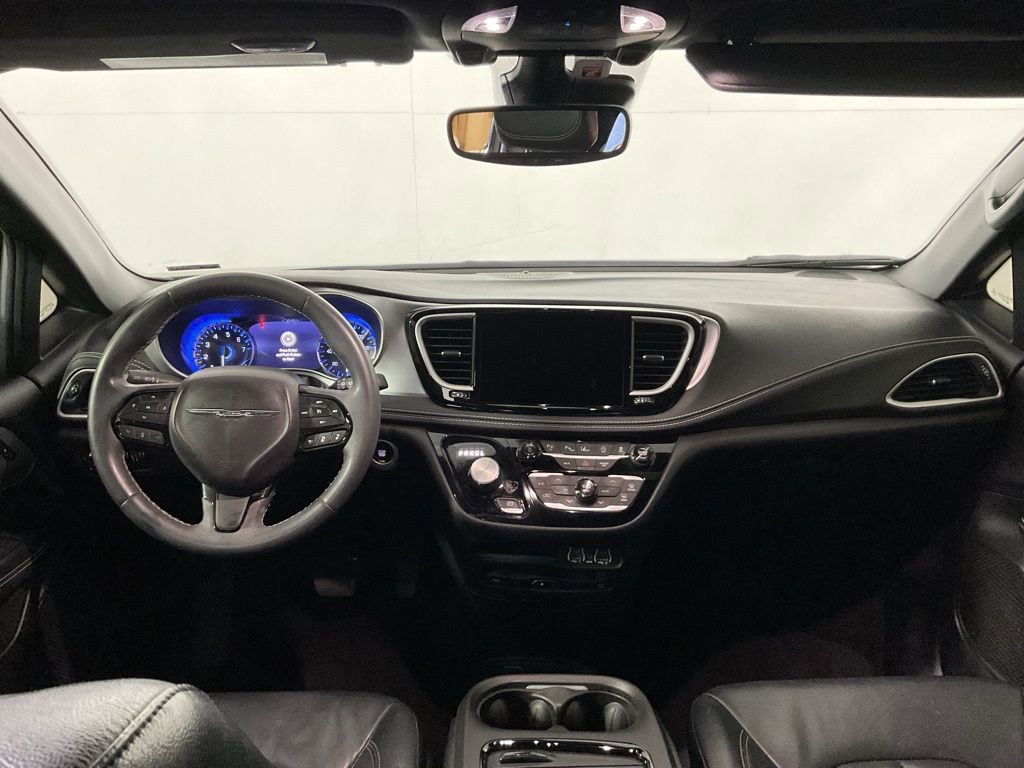 Used 2022 Chrysler Pacifica Touring-L w/ Uconnect Theater Family Group image 25