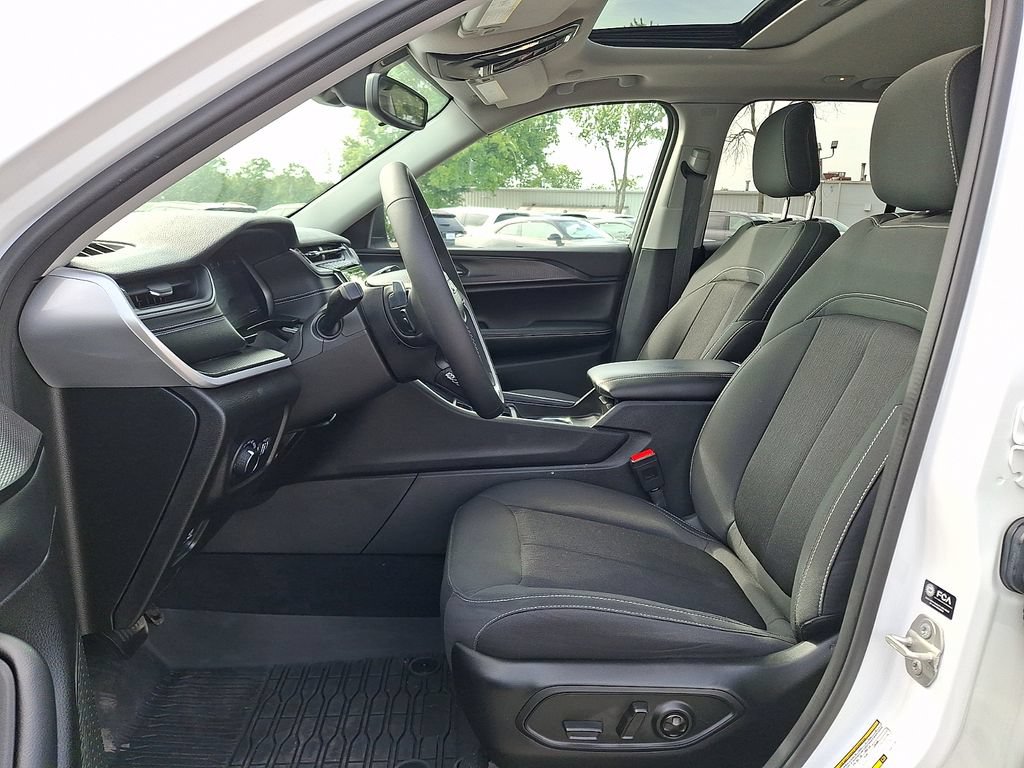 Used 2023 Jeep Grand Cherokee Laredo X AWD/4WD image 15