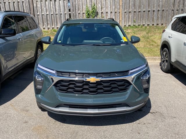 Used 2025 Chevrolet Trax LT FWD image 8
