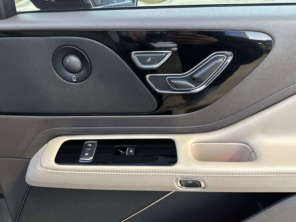 Used 2022 Lincoln Aviator Reserve w/ Elements Package Plus image 17