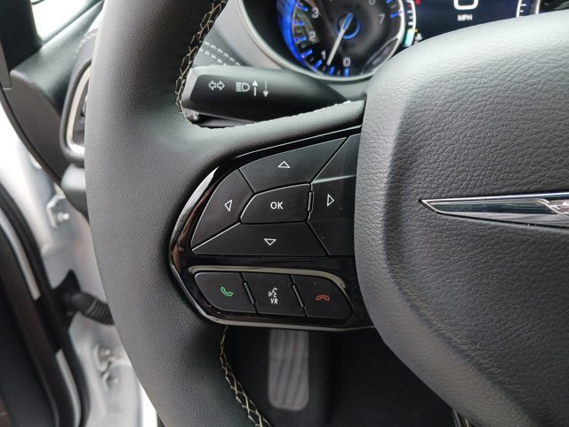 Used 2025 Chrysler Pacifica Limited image 16