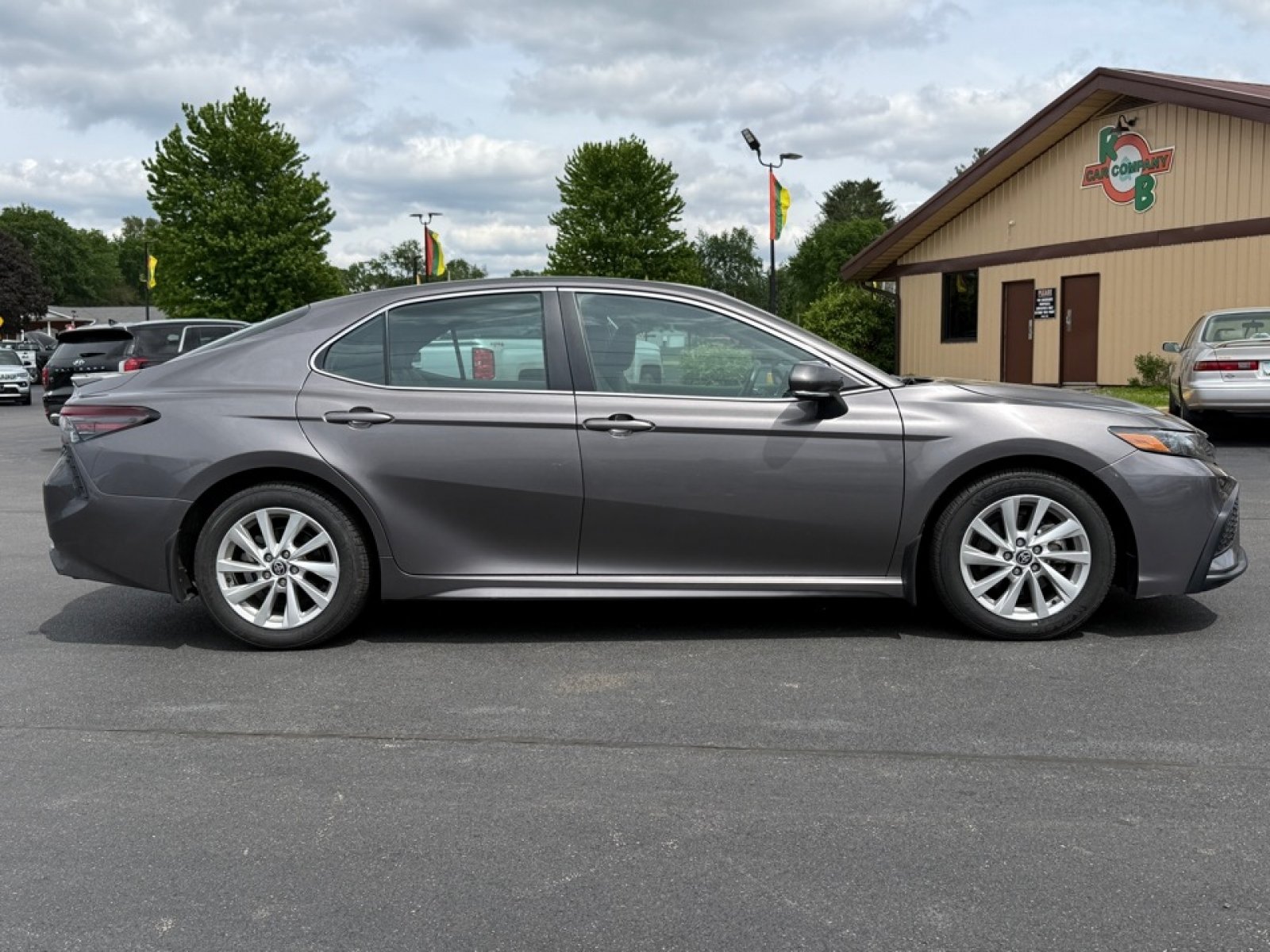 Used 2023 Toyota Camry SE FWD image 9