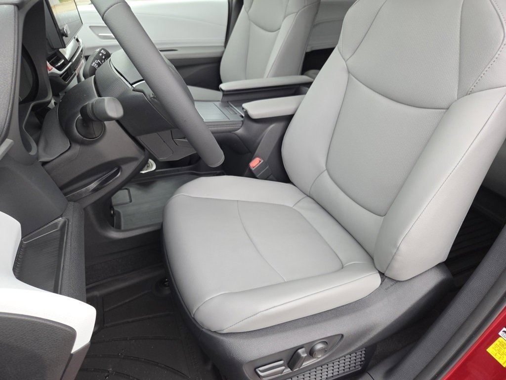 New 2026 Toyota Sienna XLE image 5