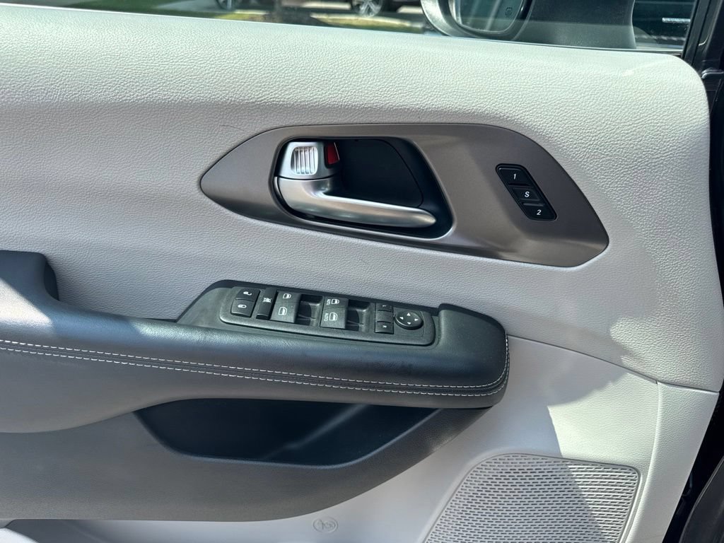 Used 2023 Chrysler Pacifica Touring-L FWD image 10