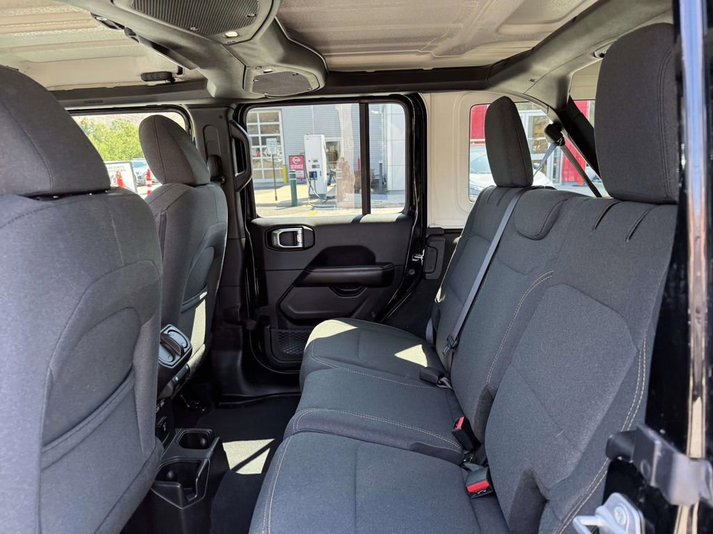Used 2025 Jeep Wrangler Unlimited Sahara AWD/4WD image 10